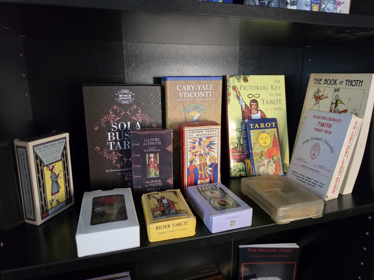 Tarot-kártyák és könyvek a gyűjteményből